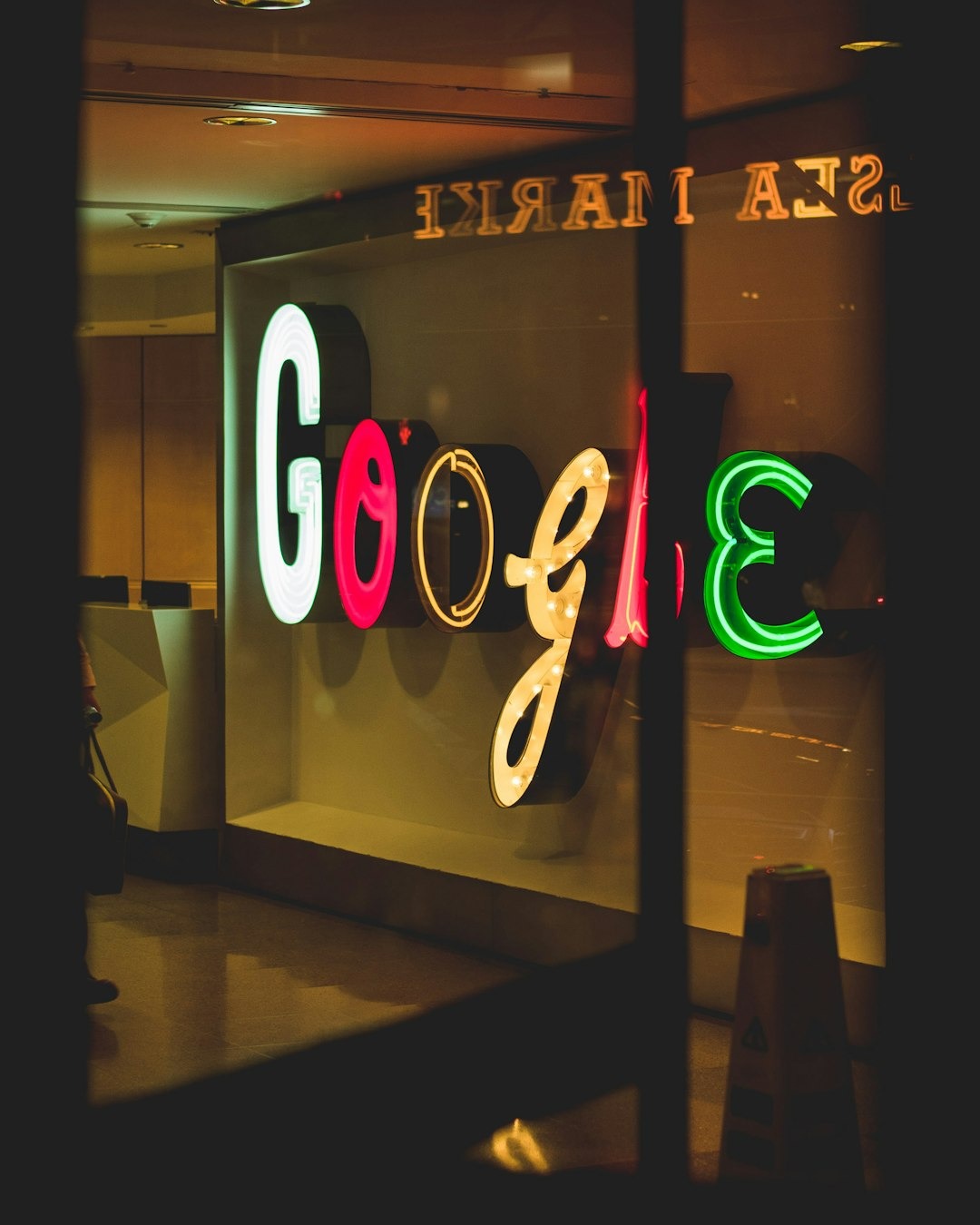 Pared con luces de neon con la palabra Google escrita en esas luces