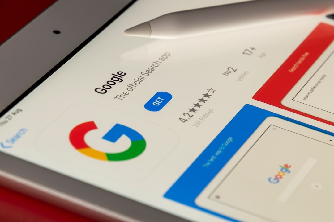 La esquina superior izquierda de una Tablet con la imagen del sitio para descargar Google con el lápiz de la pantalla táctil a la derecha